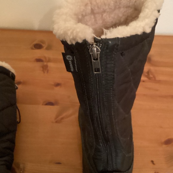 UGG Black Quilted Winter Boots with Cream Lining - Picture 3 of 3
